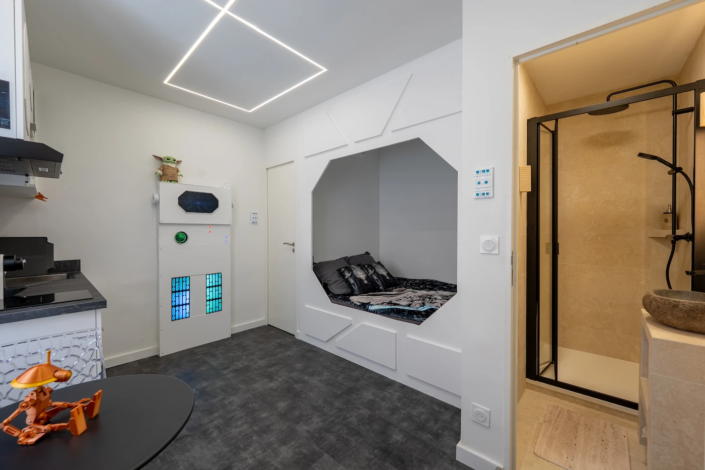 Capsule Aldébaran — séjour et salle de bain